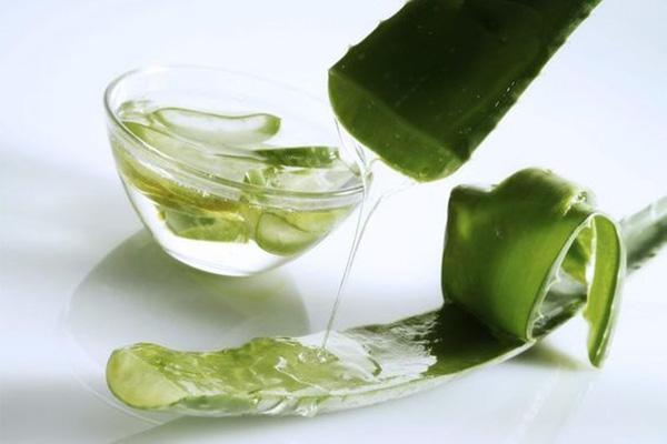 Nha đam làm dịu da, giảm sưng cho các vết mụn