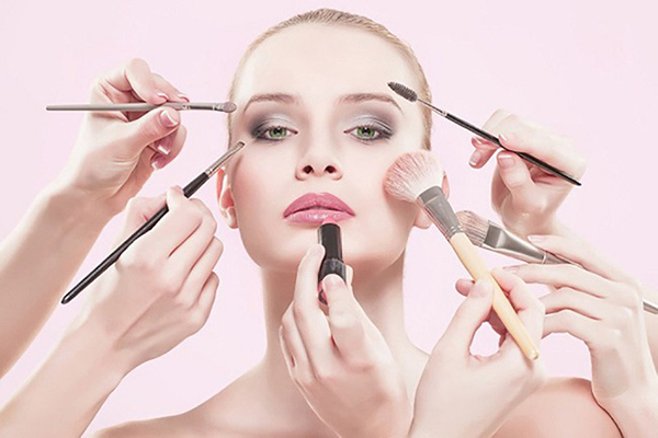 Hạn chế dùng mỹ phẩm, trang điểm là điều cần thiết để da mụn thâm nhanh khỏi