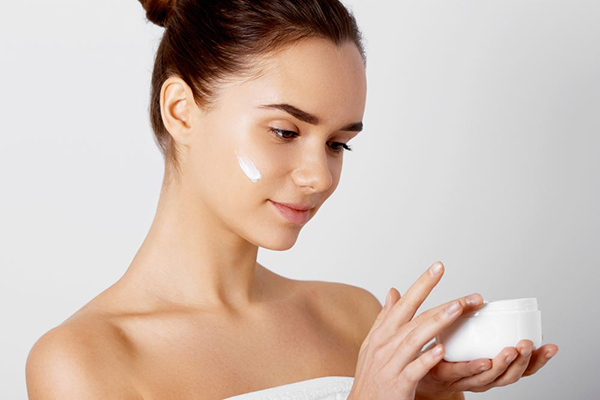 Dưỡng ẩm cho da đang bị mụn và thâm