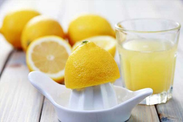 Nước côt chanh loại bỏ tế bào chết và khô đầu mụn nhanh chóng