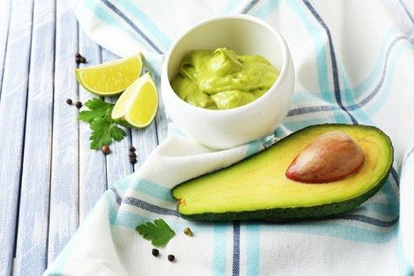 Mặt nạ từ bơ và trà xanh