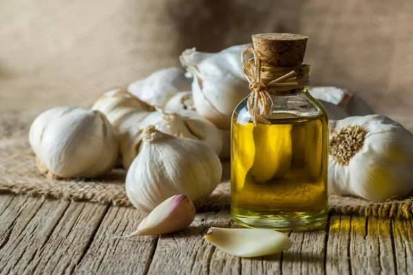 Điều trị mụn bằng tỏi và dầu oliu giúp da nhanh chóng hồi phục