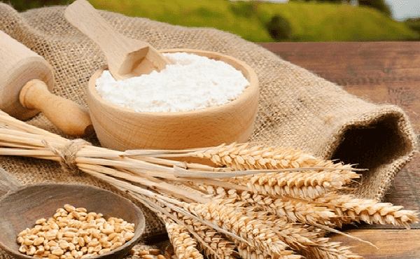 Kết hợp rau diếp cá với bột cám gạo giúp loại bỏ mụn đầu đen nhanh chóng
