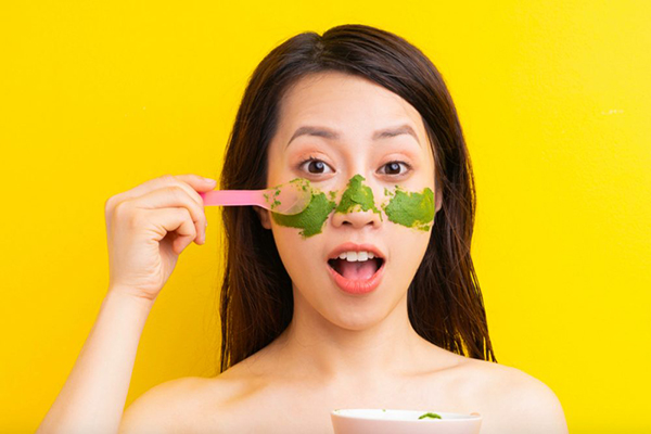 Mặt nạ trị mụn từ rau má và rau diếp cá