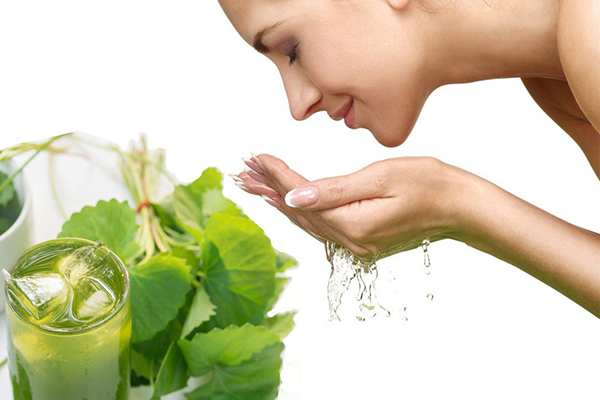 Rửa mặt bằng nước rau má giúp cải thiện tình trạng mụn trứng cá