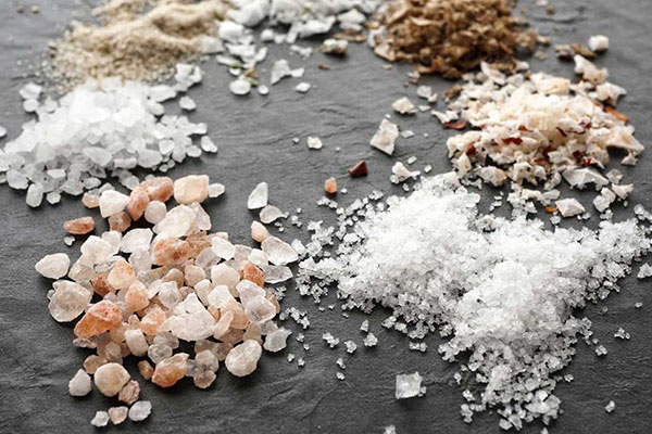 Muối tinh sẽ giúp loại bỏ các lớp tế bào da già cỗi một cách nhẹ nhàng