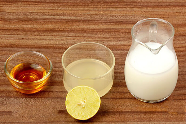 Trị nám sau sinh bằng sữa mẹ, mật ong và nước cốt chanh