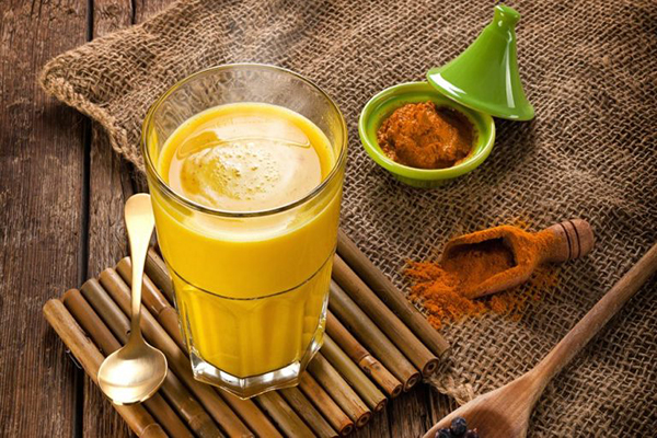 Uống sữa tinh bột nghệ giúp làm đẹp da, ngừa mụn từ sâu bên trong