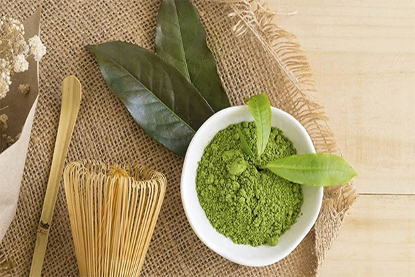 Bột trà xanh chứa hoạt chất chống oxy hóa và kháng viêm hiệu quả cho da mụn