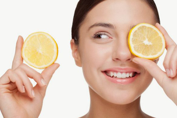 Cắt lát chanh và chà lên mũi để trị mụn đầu đen