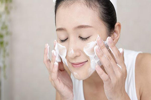 Vệ sinh da sạch sẽ trước khi đắp mặt nạ