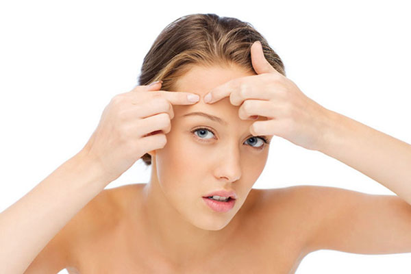 Không nên nặn mụn ẩn và tuyệt đối không nặn mụn bằng tay
