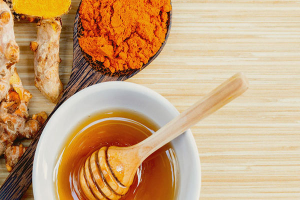 Bí quyết dưỡng da trắng sáng mịn màng từ nghệ và mật ong