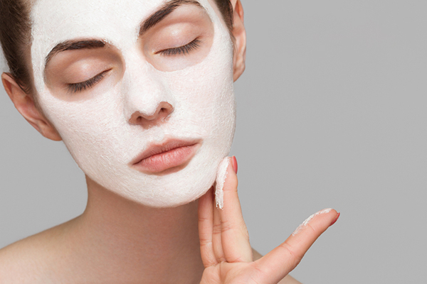 Đắp mặt nạ đất sét để trị mụn ẩn đỏ