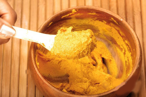 Mặt nạ tinh bột nghệ và bột gạo giúp ngăn chặn sắc tố melanin phát triển