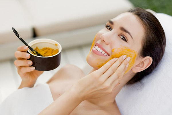 Không nên lạm dụng mặt nạ tinh bột nghệ trị nám vì sẽ gây bào mòn da