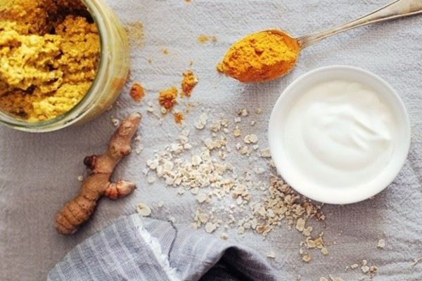 Trị nám da bằng tinh bột nghệ và sữa chua không đường