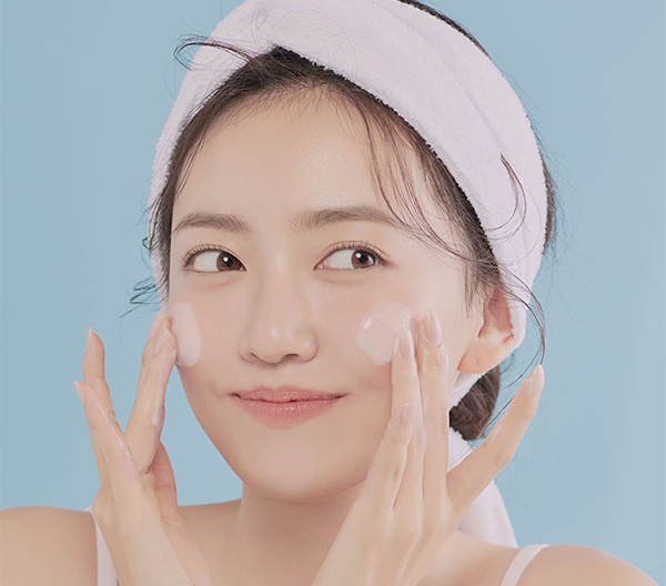 Dưỡng ẩm và thoa kem chống nắng hàng ngày để bảo vệ da