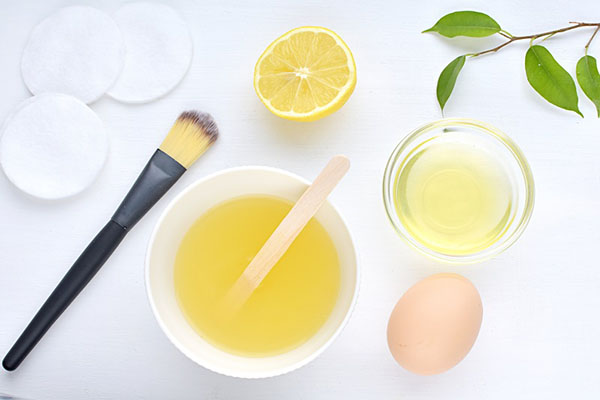 Bỏ lòng đỏ và chỉ sử dụng lòng trắng trứng trị mụn lưng