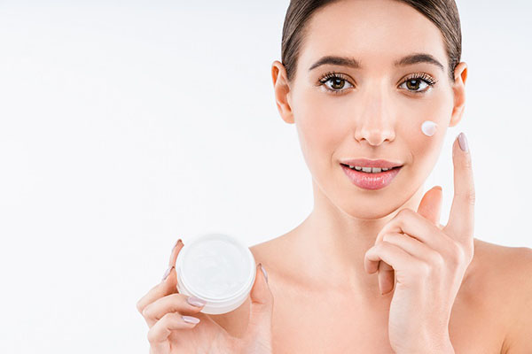 Kem dưỡng da ban đêm giúp khóa ẩm, giữ trọn lượng dưỡng chất da vừa hấp thụ được