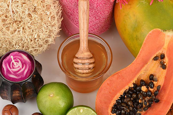 Đu đủ và mật ong là 2 nguyên liệu dễ kiếm và an toàn khi sử dụng
