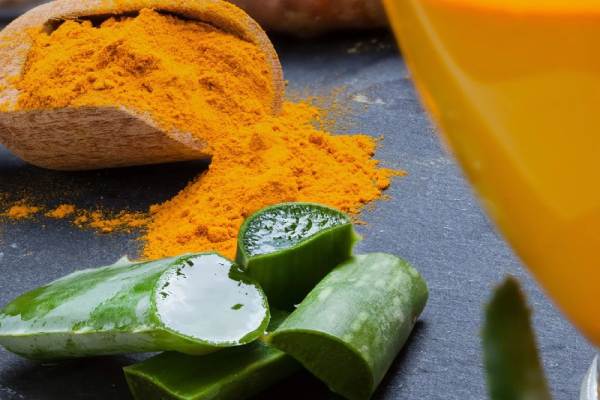 Sử dụng nghệ và nha đam giúp mụn nhanh chóng được loại bỏ