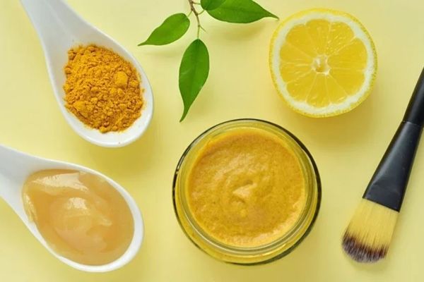 Mặt nạ bột nghệ và chanh làm đều màu da nám
