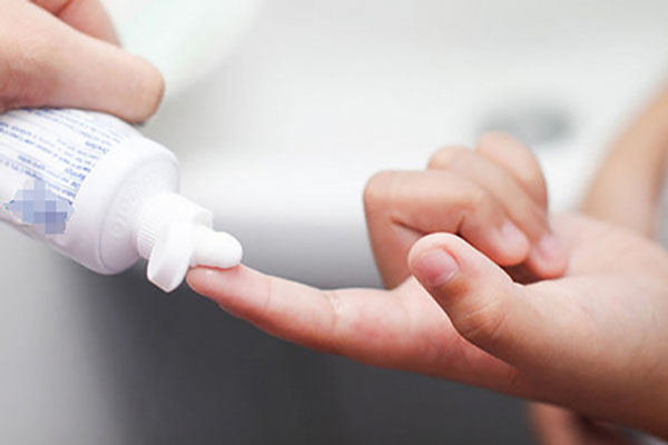 Tận dụng kem đánh răng để trị mụn ẩn dưới mắt