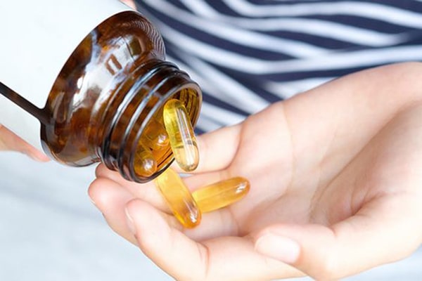 Vitamin E nguyên chất chữa mụn đơn giản